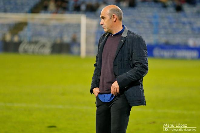 El entrenador del Recre, Alberto Monteagudo, durante el partido contra el Villarrobledo. (Manu López / Albiazules.es).