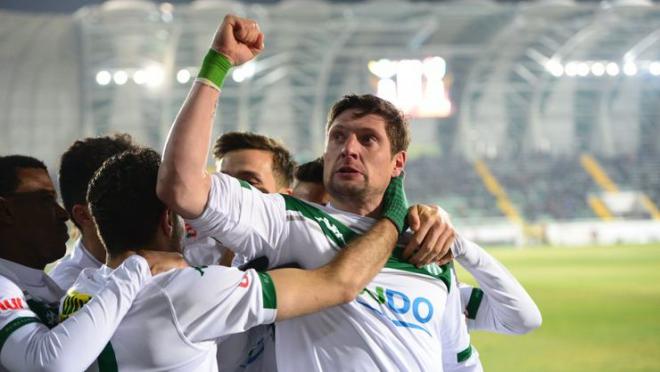 Seleznyov, celebrando un gol con el Bursaspor.