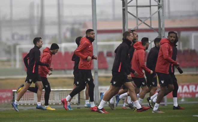 Los jugadores del Sevilla, en un entrenamiento previo al partido ante el Mirandés (Foto: Kiko Hurtado).