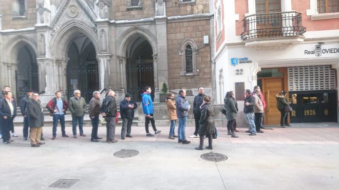 Aficionados del Real Oviedo hacen cola para adquirir las entradas.