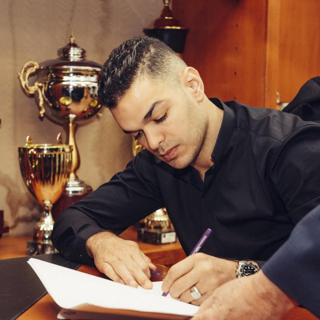 Ben Arfa firma su contrato con el Valladolid (Foto: Real Valladolid).