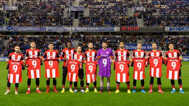 Todos los jugadores del Athletic posan con la camiseta de Iñaki Williams (Foto: Athletic Club).