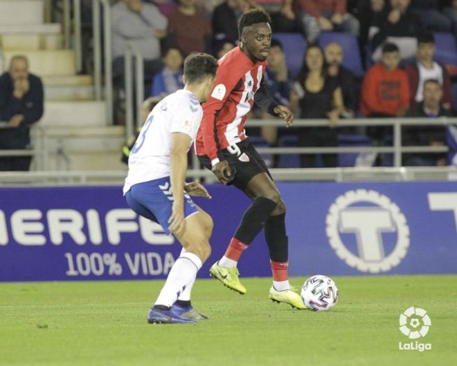 Iñaki Williams trata de llevarse un balón (Foto: LaLiga).