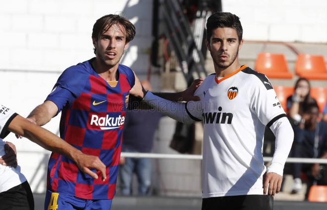 Javi Jiménez con el Valencia Mestalla que mantiene la categoría tras la propuesta de Rubiales (Foto: Valencia CF)