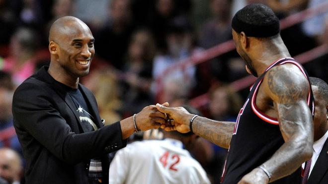 LeBron James y Kobe Bryant se saludan en un Lakers-Heat de 2014 (Foto: EFE)