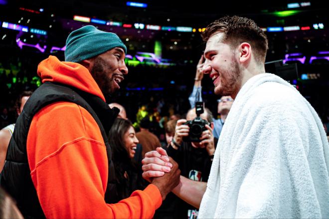 Luka Doncic y Kobe Bryant se saludan el año pasado tras un partido de la NBA (Foto: @dallasmavs).