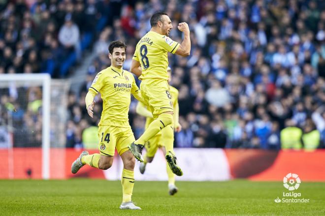 Manu Trigueros y Santi Cazorla celebran un gol esta temporada (Foto: LaLiga).