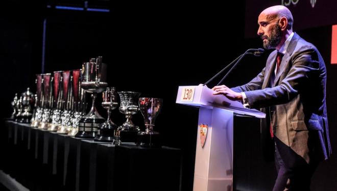Monchi dando su discurso (Foto: Sevilla FC).