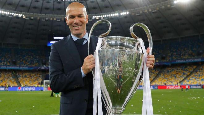 Zinedine Zidane posa con el trofeo de la UEFA Champions League (Foto: Real Madrid).
