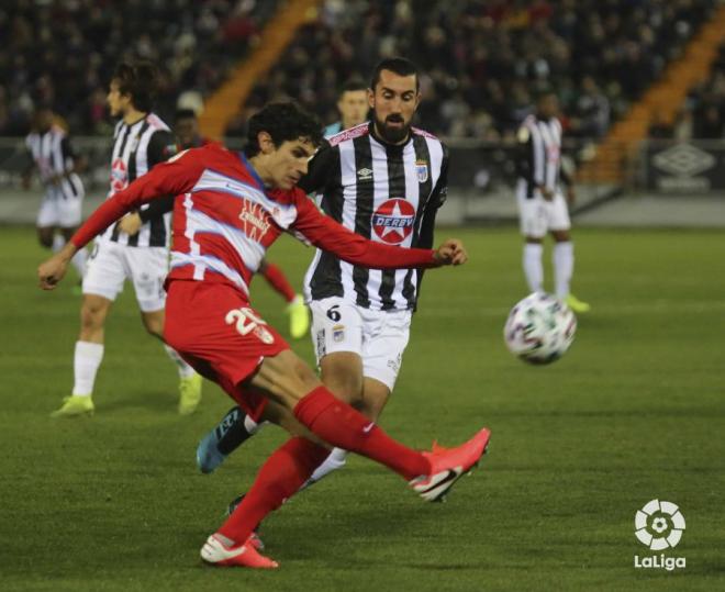 Vallejo despeja un balón delante de Sergi Maestre en el Badajoz-Granada de Copa del Rey (Foto: LaLiga).