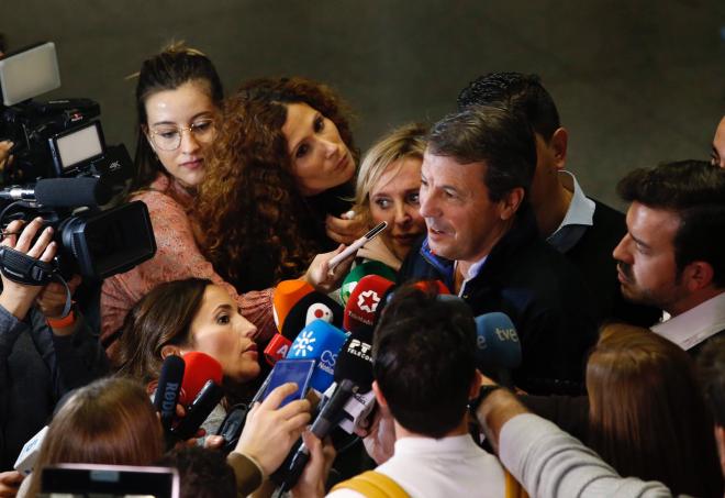 José González, atendiendo a los medios en el aeropuerto de Málaga.