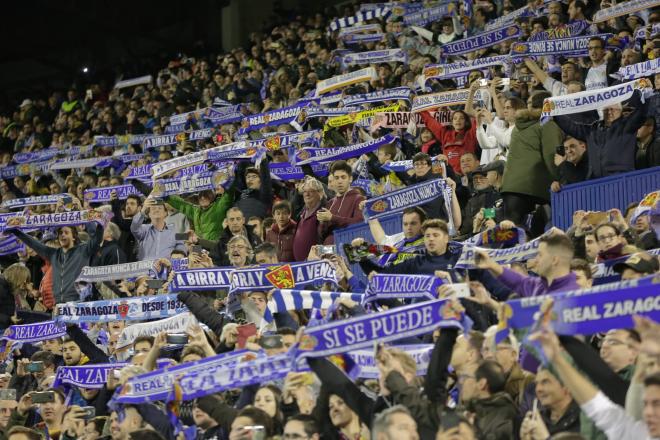 La afición del Real Zaragoza muestra sus bufandas antes de que comience el duelo ante el Madrid (Foto: Daniel Marzo).