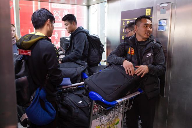 Varios jugadores del Wuhan Zall, en un ascensor del aeropuerto.