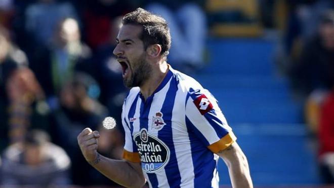 Alberto Lopo celebrando un gol con el Deportivo.