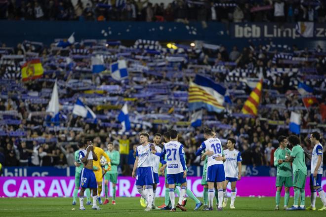 Los jugadores, sobre el césped tras el Real Zaragoza-Real Madrid (Foto: Daniel Marzo).