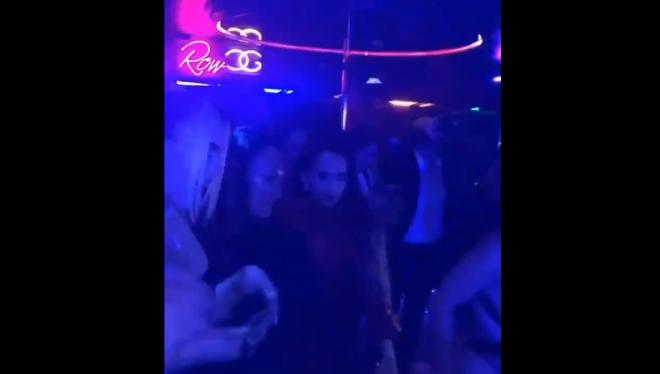 Rosalía junto a Dua Lipa en un club de Striptease (Foto: Instagram).