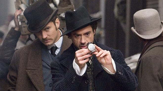 Sherlock Holmes mira su brújula bajo la atenta mirada del Doctor Watson (Foto: Warner Bros).