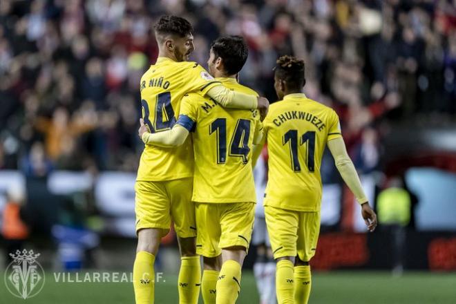 Trigueros felicita a Fer Niño por su gol ante el Rayo Vallecano en Copa del Rey.