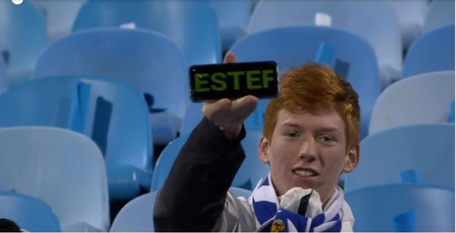 Un joven aficionado del Zaragoza muestra en su móvil el grito de Christopher.