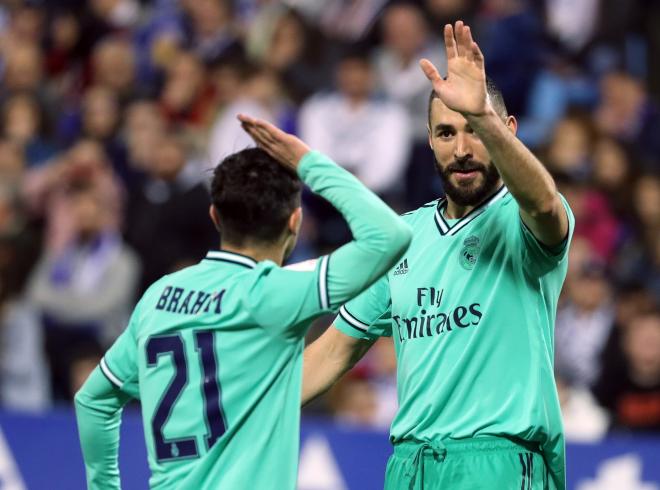 Brahim y Benzema celebran un gol del Real Madrid en Zaragoza.