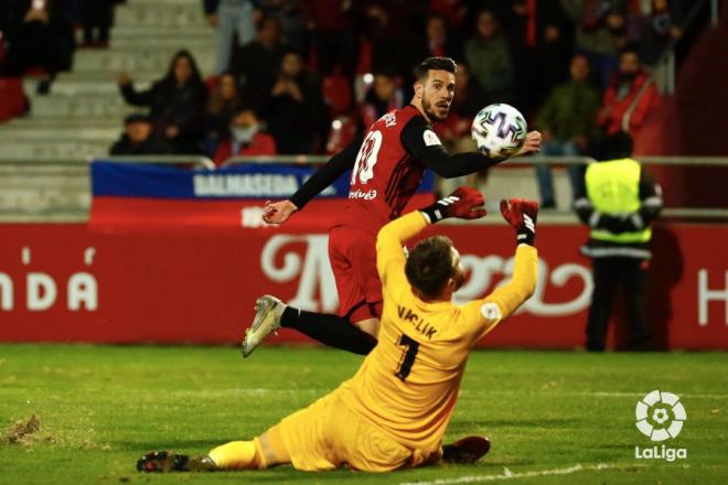 Vaclik no puede detener el disparo que supuso el 3-0 (Foto: LaLiga).