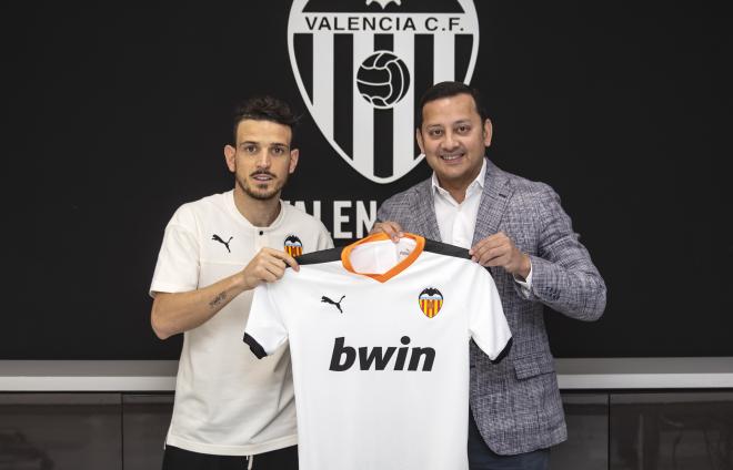 Alessandro Florenzi con Anil Murthy tras hacer oficial su fichaje por el Valencia CF (Foto: Lázaro de la Peña / VCF).