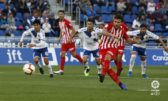 Álvaro Giménez dispara desde el punto de penalti en un partido entre el Almería y el Tenerife (Foto: LaLiga).