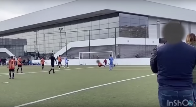 Un padre le grita a su hijo en un partido de alevines (Foto: lamarinaplaza).