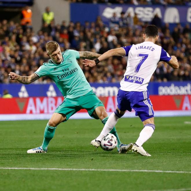 Toni Kroos pelea un balón con un jugador del Zaragoza en la Copa del Rey (Foto: @realmadrid).