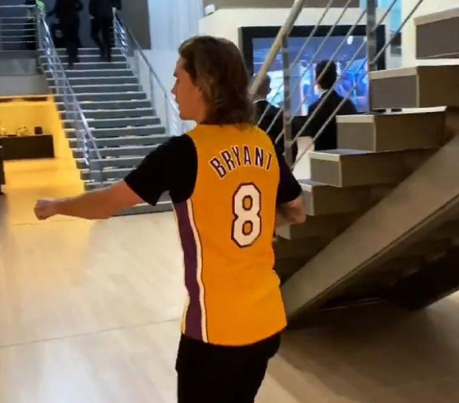 Griezmann, con la camiseta de Kobe Bryant.