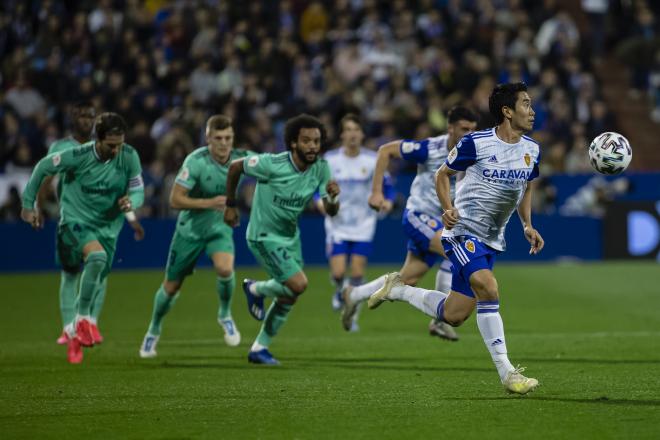Shinji Kagawa perseguido por varios jugadores del Real Madrid (Foto: Daniel Marzo).