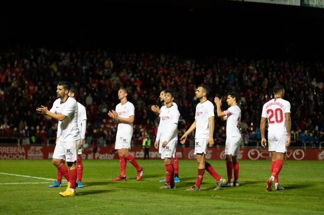 Nolito, junto al resto de jugadores del Sevilla saludan a la afición en Miranda. (Foto: Edu del Fresno).