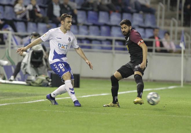 Carlos Carmona ante Lasure en un lance del partido ante el Tenerife (Foto: LaLiga).