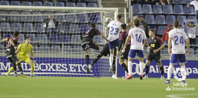 Momento del cabeceo de Sipcic para el gol del Tenerife (Foto: LaLiga).