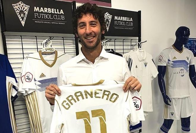 Granero, con su nueva camiseta (Foto: Marbella FC).