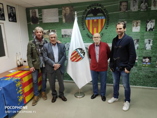 Los exfutbolistas homenajeados junto a Vicente Vallés.