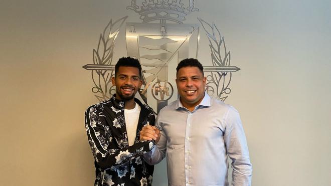Matheus Fernandes, junto a Ronaldo Nazário, en su primer imagen como blanquivioleta.
