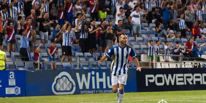 Alfonso Fernández celebra un gol con el Decano. (@recreoficial)