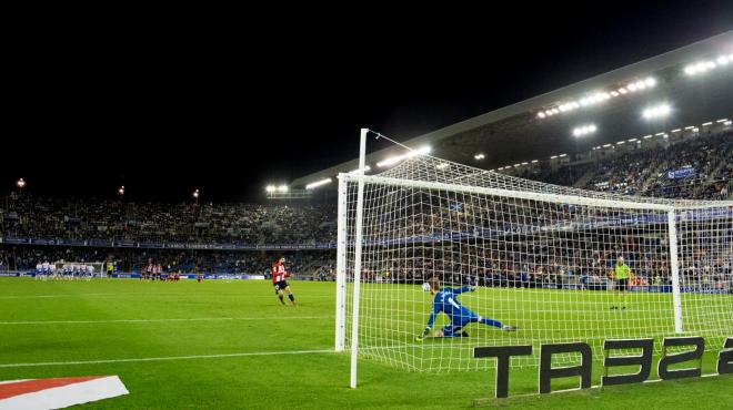 Villalibre en el lanzamiento del penalti que dio al Athletic el pase a cuartos de Copa (Foto: Athletic Club).