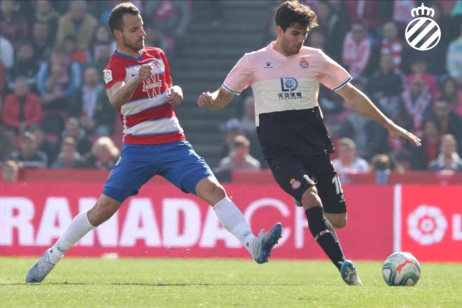 Cabrera despeja un balón ante Roberto Soldado en el Granada-Espanyol (Foto: RCDE).