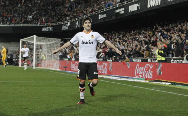 Carlos Soler celebra uno de los goles del Valencia CF esta temporada (Foto: David González).