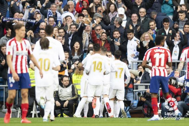 Benzema celebra el gol ante el Atlético con sus compañeros.