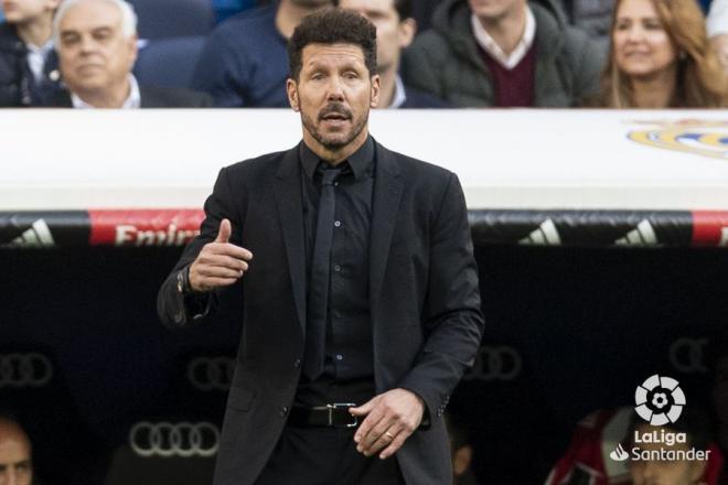 Simeone da indicaciones a sus jugadores.