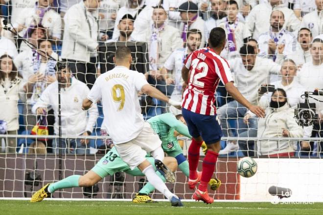 Benzema dispara para anotar un gol en el derbi madrileño.