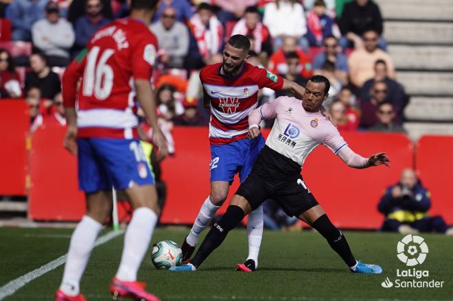 Duarte pelea por un balón con Raúl De Tomás (Foto: LaLiga).