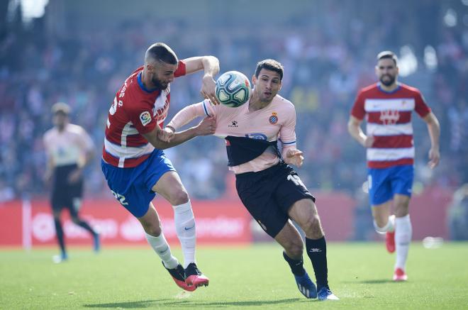 Jonathan Calleri es agarrado por Domingos Duarte (Foto: EFE).C