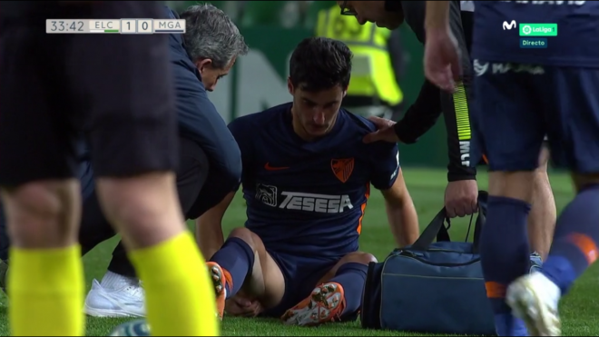 Juankar, atendido por los servicios médicos del Málaga tras lesionarse en Elche (Captura: Movistar).