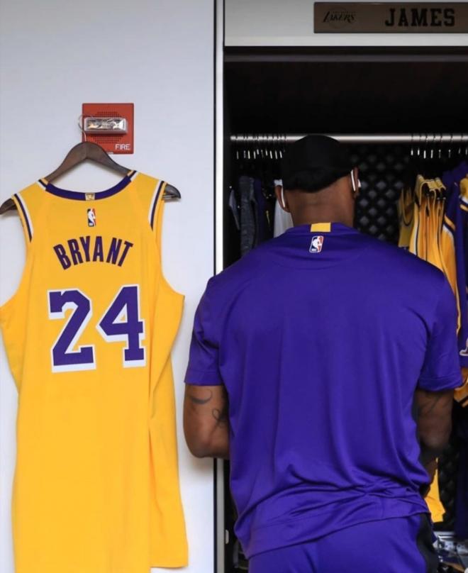 LeBron James, en el vestuario del Staples Center con una camiseta de Kobe Bryant.