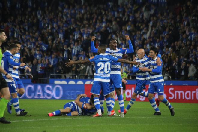 Los jugadores del Dépor celebran el gol de Bóveda (Foto: Iris Miquel).
