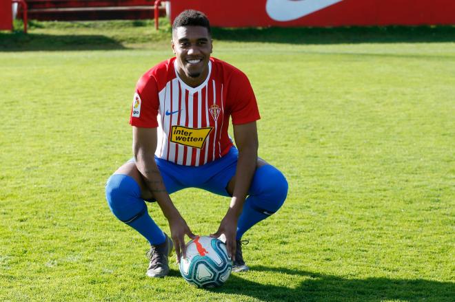 Murilo de Souza posa por primera vez con la camiseta del Sporting (Foto: Luis Manso).